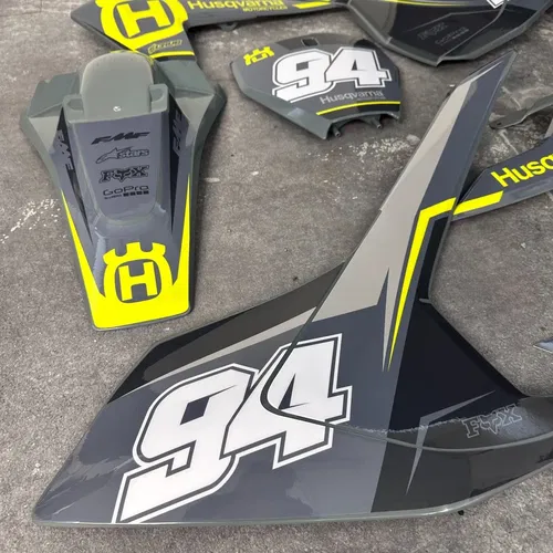 Plastics + Graphics Husqvarna TC FC FX 2016 2017 2018 125 250 300 450 applied