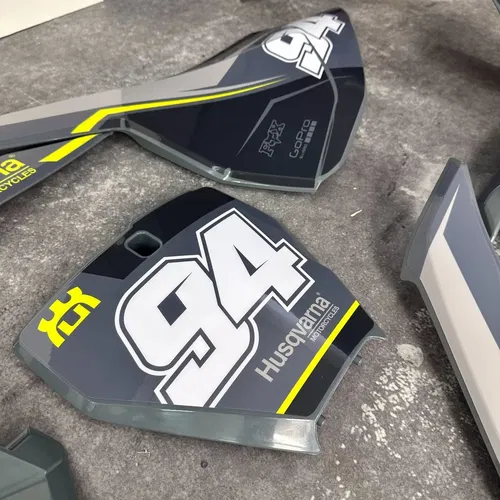 Plastics + Graphics Husqvarna TC FC FX 2016 2017 2018 125 250 300 450 applied