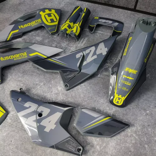 Plastics + Graphics Husqvarna TE FE 2024 2025 Gray Yellow applied + Race Number
