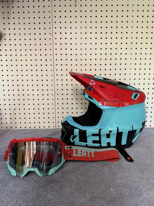 Leatt Moto 7.5 Helmet + Goggle Kit