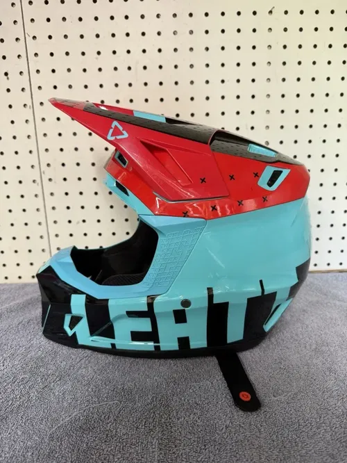 Leatt Moto 7.5 Helmet + Goggle Kit