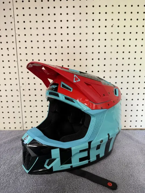 Leatt Moto 7.5 Helmet + Goggle Kit