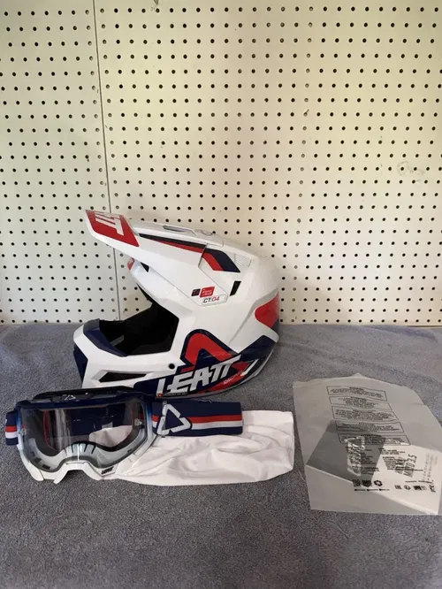 New Leatt Moto 3.5 Helmet Kit With Goggles Small