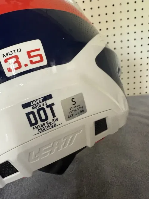 New Leatt Moto 3.5 Helmet Kit With Goggles Small