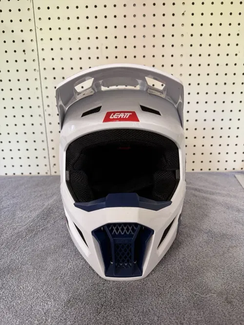 New Leatt Moto 3.5 Helmet Kit With Goggles Small