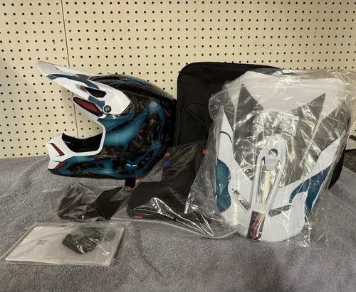 FOX V3RS Helmet “ Withered “  Size Large