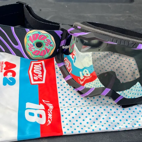 100% Jett Lawrence Donut Goggles - Black/Purple