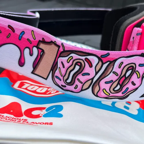 100% Jett Lawrence Accuri 2 Donut Goggles - Pink Mirror Lens