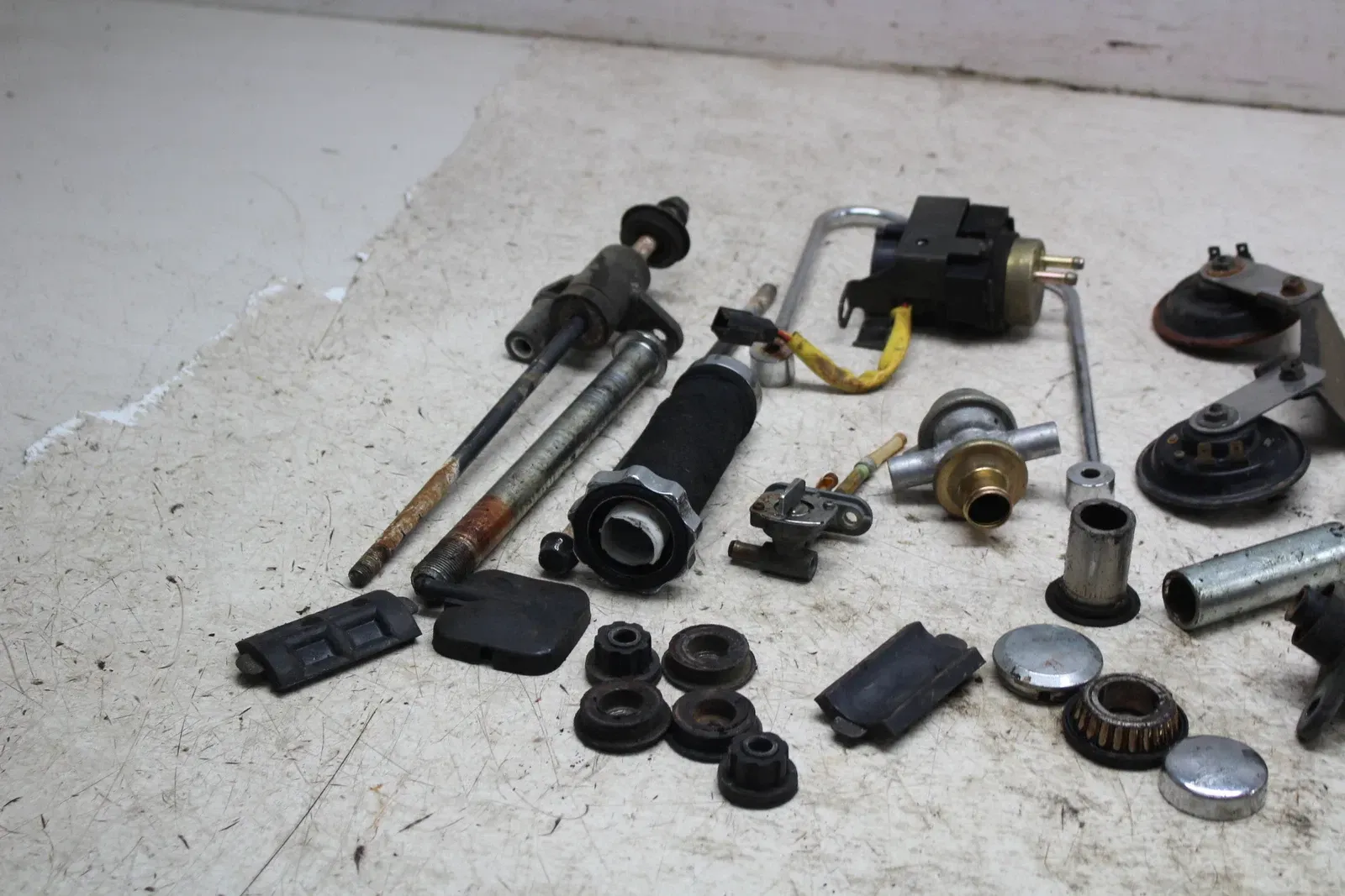 1997 KAWASAKI VULCAN 1500 VN1500D CLASSIC PARTS AND HARDWARE LOT
