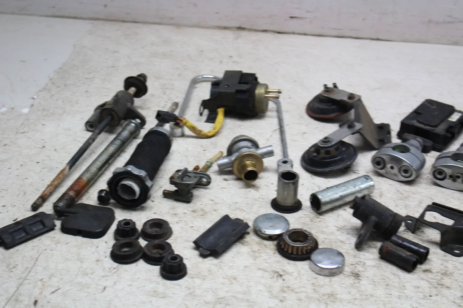 1997 KAWASAKI VULCAN 1500 VN1500D CLASSIC PARTS AND HARDWARE LOT