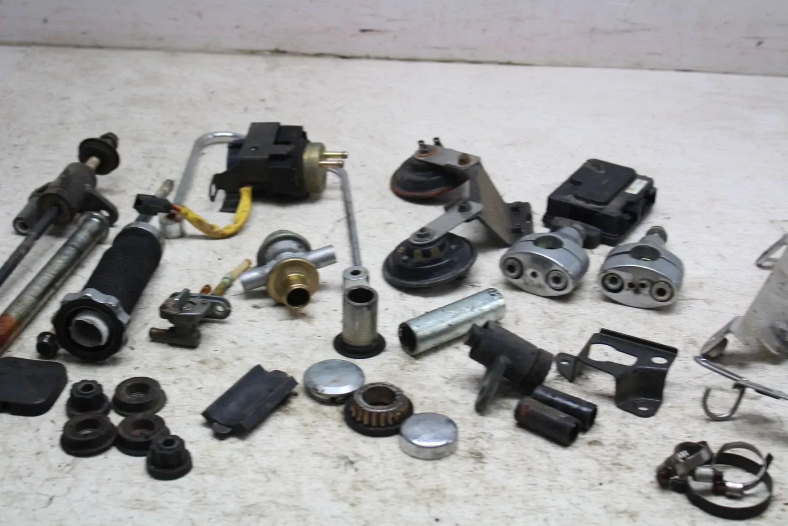 1997 KAWASAKI VULCAN 1500 VN1500D CLASSIC PARTS AND HARDWARE LOT