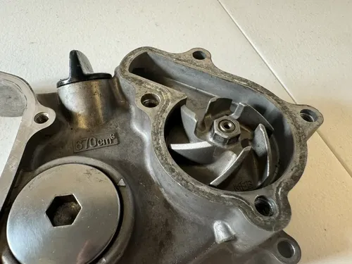 2002 - 2005 HONDA CRF450R CLUTCH COVER INNER ENGINE MOTOR W/ IMPELLER