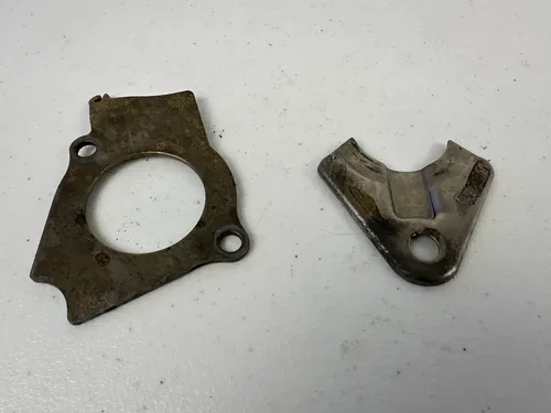 1980 YAMAHA IT125 CRANKCASE HOLDER RETAINERS