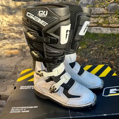 Dirt bike outlet boots size 6