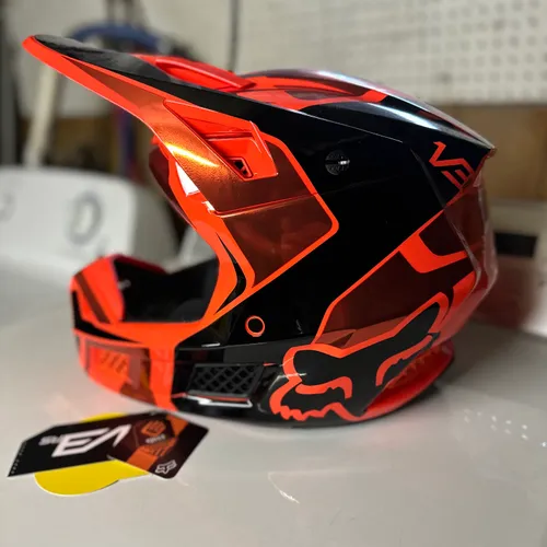 FOX RACING V3 RS MIRER FLO ORANGE HELMET. Size M.