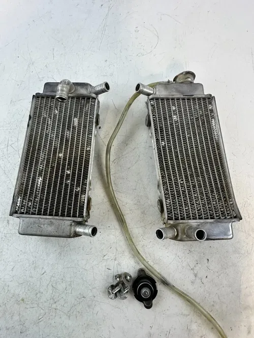2008 Honda CRF 250R Radiator Set Pair Left & Right OEM stock w/cap No Leaks