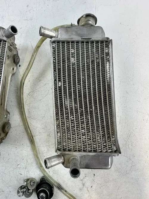 2008 Honda CRF 250R Radiator Set Pair Left & Right OEM stock w/cap No Leaks
