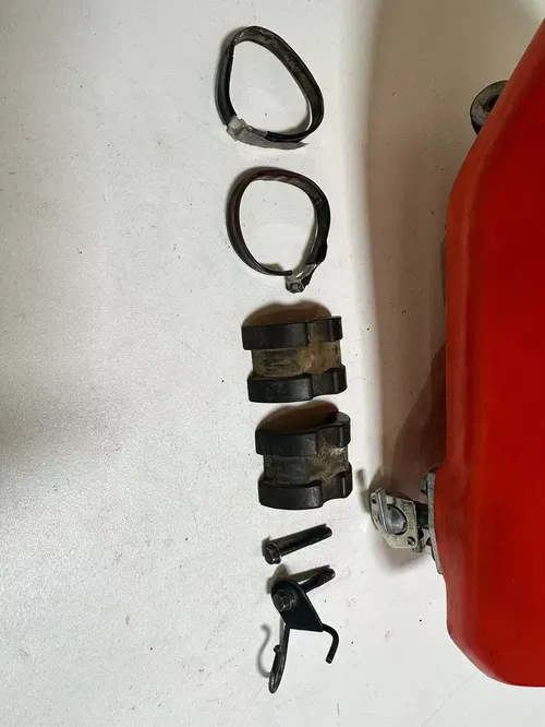 1984 Honda XR250R Gast Tank W/ Cushions Clips Hardware Petcock Cap COMPLETE! OEM