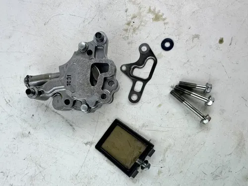 2001 Honda XR400R STOCK OEM Oil Pump Assembly w/ Gear and gaskets TESTED