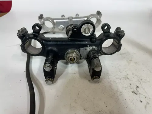 1986 Honda XL600R Triple Tree Clamp w/Bar Clamps Breather Hose & Cable Guide