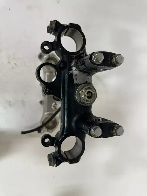 1986 Honda XL600R Triple Tree Clamp w/Bar Clamps Breather Hose & Cable Guide