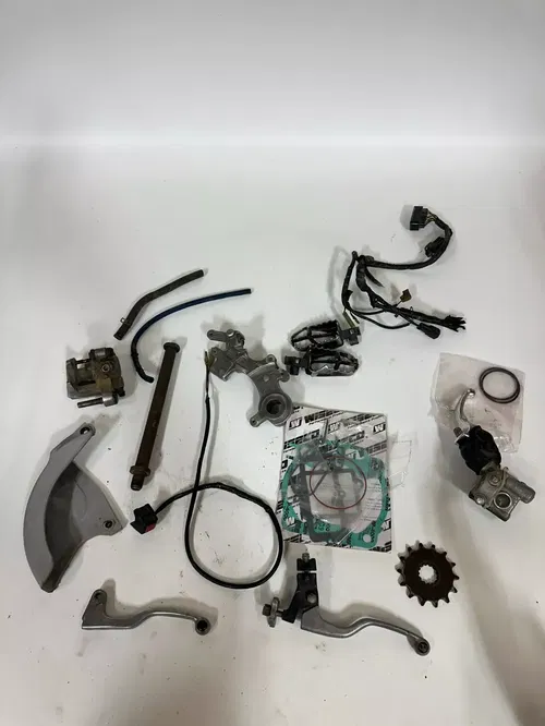 2002 Yamaha YZ250 MISC Brakes, Kil Switch Gear Lever Gear Caliper Pegs Harness