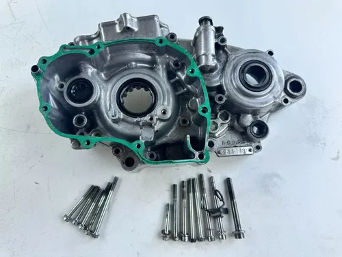 2006 Honda CRF450R Right Side Inner Crank Case Bottom End Engine With Bolts