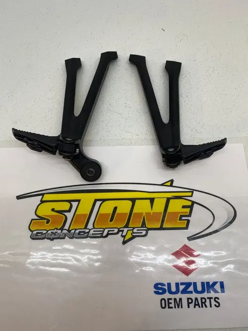 11-22 SUZUKI GSXR 600 REAR PASSENGER FOOT PEGS LEFT RIGHT GSXR600