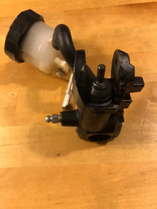 OEM Suzuki 2004-2007 GSXR 600 750 1000 Front Brake Master Cylinder Perch Mount