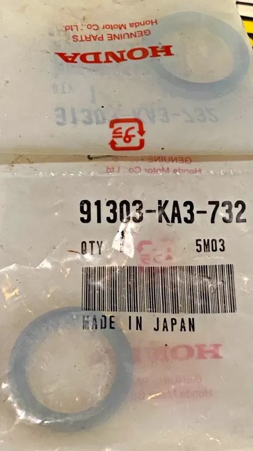 SET OF 2 Honda DUST SEAL 91303-KA3-732 OEM NEW TRX450R