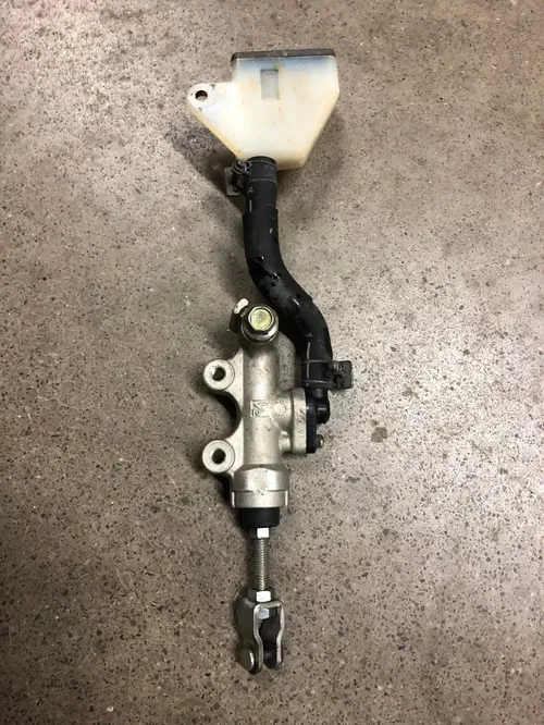93 1993 SUZUKI KATANA 1100 GSX1100F GSX 1100F REAR BRAKE MASTER CYLINDER OEM
