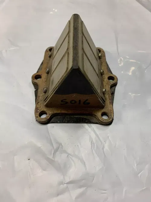 HONDA CR250R CR 250R CR 250 R INTAKE REED CAGE MANIFOLD INSULATOR CARBURETOR