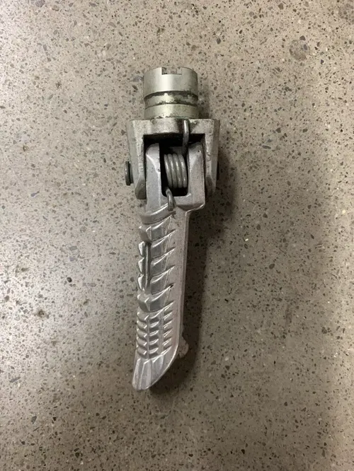 YAMAHA YZF R1 YZFR1 FOOT PEG REAR SET PASSENGER LEFT SIDE