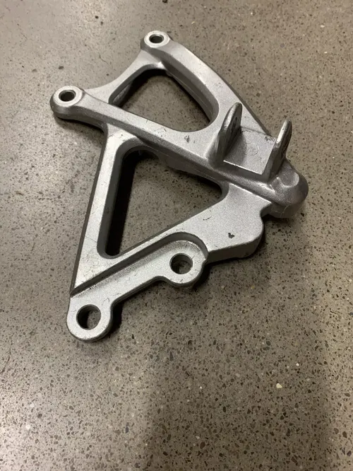 YAMAHA YZF R1 RIGHT FRONT REARSET FOOTREST BRACKET FOOT REST YZFR1 OEM