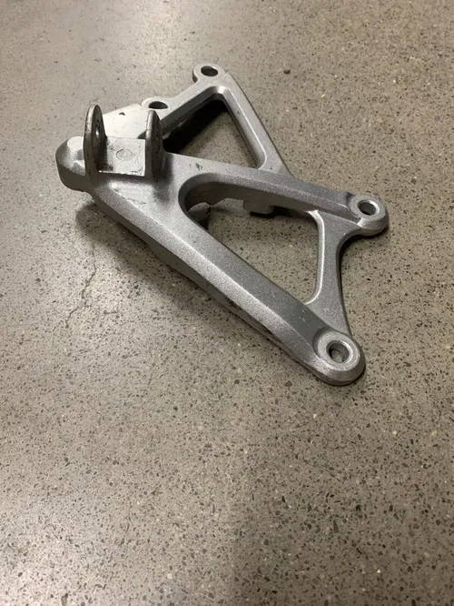 YAMAHA YZF R1 RIGHT FRONT REARSET FOOTREST BRACKET FOOT REST YZFR1 OEM