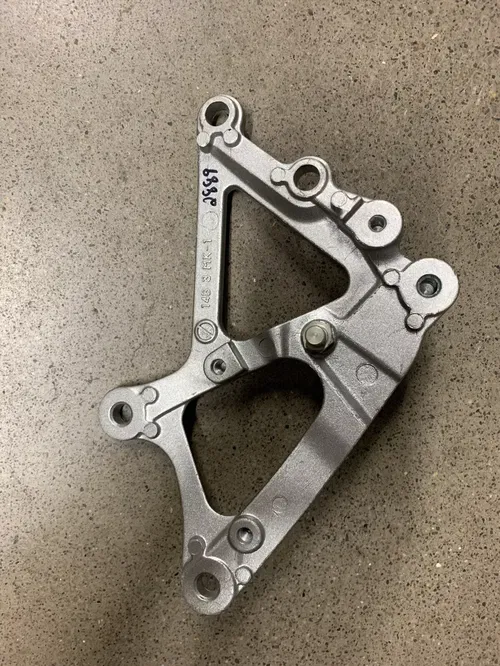 YAMAHA YZF R1 RIGHT FRONT REARSET FOOTREST BRACKET FOOT REST YZFR1 OEM