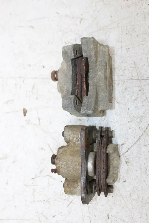 2006 ARCTIC CAT 650 4X4 V2 AUTOMATIC RIGHT LEFT FRONT BRAKE CALIPER CALIPERS