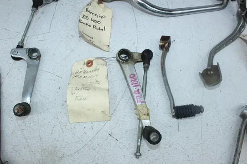 YAMAHA BRAKE & SHIFT LEVER LOT