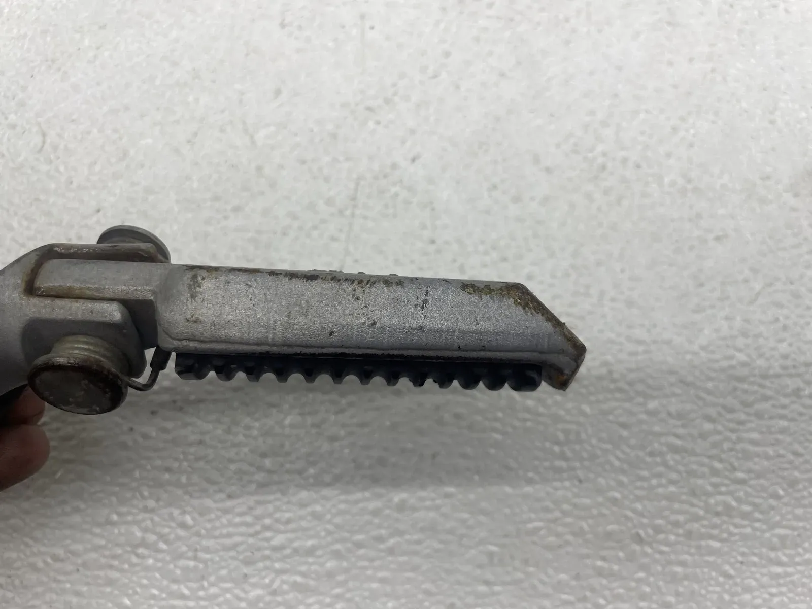 06-07 HARLEY-DAVIDSON V-ROD STREET ROD VRSCR RIGHT FRONT FOOT REST PEG STEP