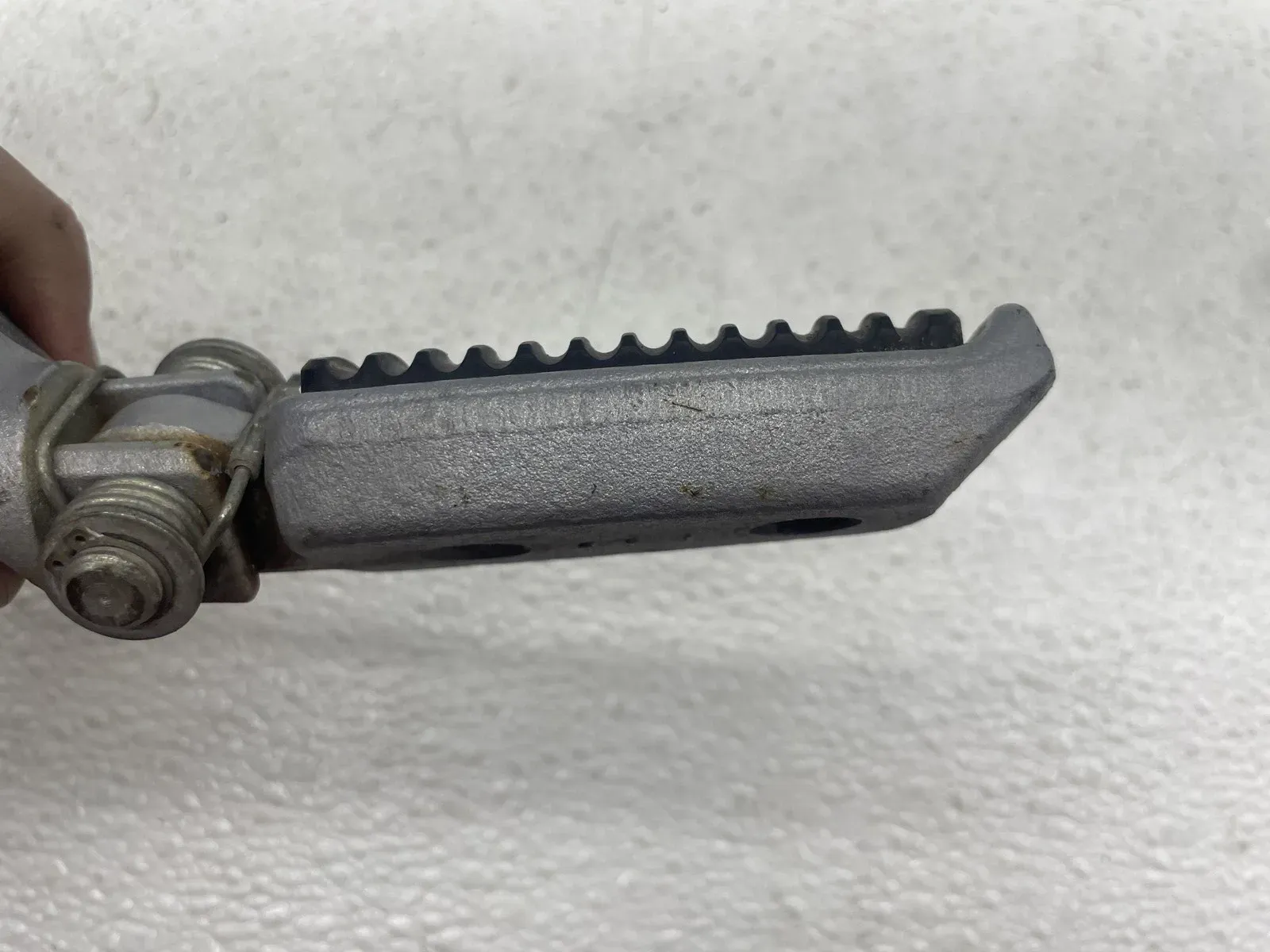 06-07 HARLEY-DAVIDSON V-ROD STREET ROD VRSCR RIGHT FRONT FOOT REST PEG STEP