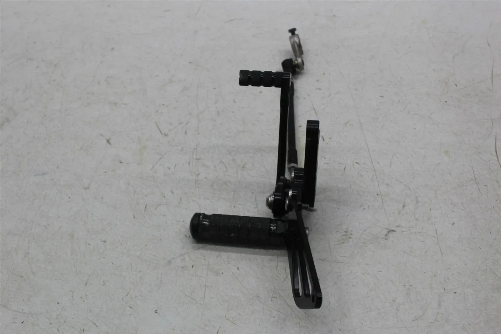 03-04 SUZUKI GSXR1000 LEFT FRONT DRIVER FOOT PEG REST SHIFTER (SEE DESCP)