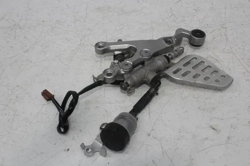 06-07 YAMAHA YZF R6 RIGHT LEFT REAR SET FOOT PEG SHIFTER BRAKE MASTER CALIPER