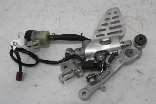 06-07 YAMAHA YZF R6 RIGHT LEFT REAR SET FOOT PEG SHIFTER BRAKE MASTER CALIPER