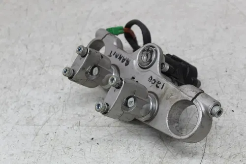 01-05 SUZUKI BANDIT 1200 FORKS UPPER TRIPLE TREE CLAMP IGNITION RISERS