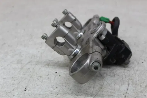 01-05 SUZUKI BANDIT 1200 FORKS UPPER TRIPLE TREE CLAMP IGNITION RISERS