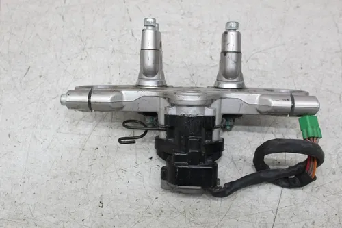 01-05 SUZUKI BANDIT 1200 FORKS UPPER TRIPLE TREE CLAMP IGNITION RISERS