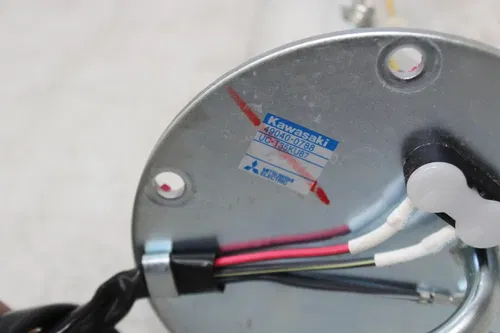 24 KAWASAKI NINJA ZX4RR FUEL PUMP GAS PETROL SENDER UNIT