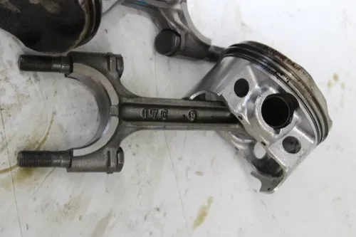 88-89 SUZUKI GSXR750 ENGINE PISTON PISTON RODS NO CAPS