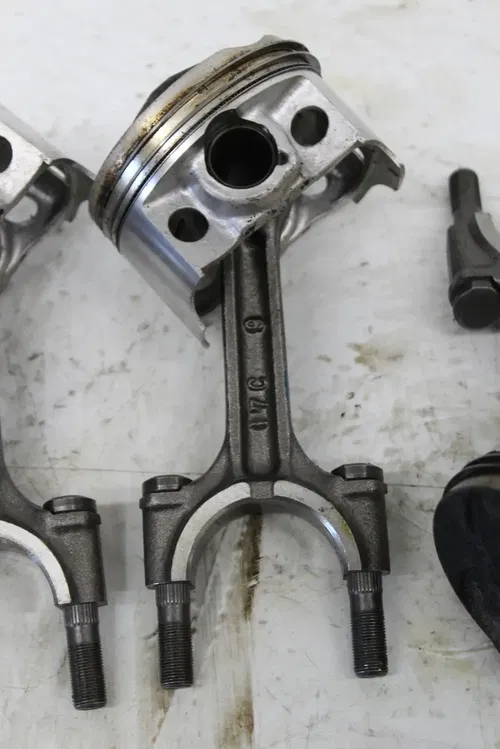 88-89 SUZUKI GSXR750 ENGINE PISTON PISTON RODS NO CAPS