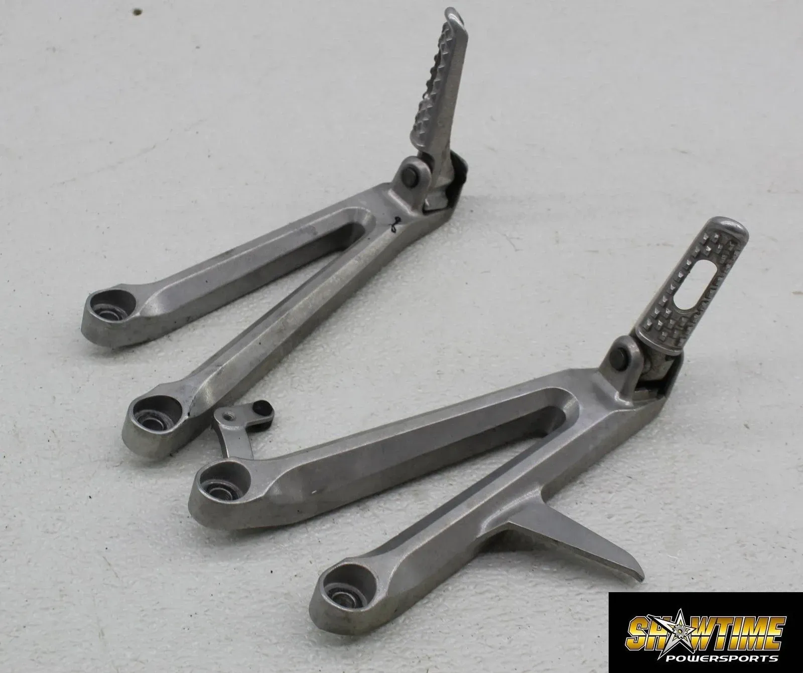 06-07 HONDA CBR1000RR RIGHT LEFT REAR BACK PASSENGER FOOT STEP PEGS